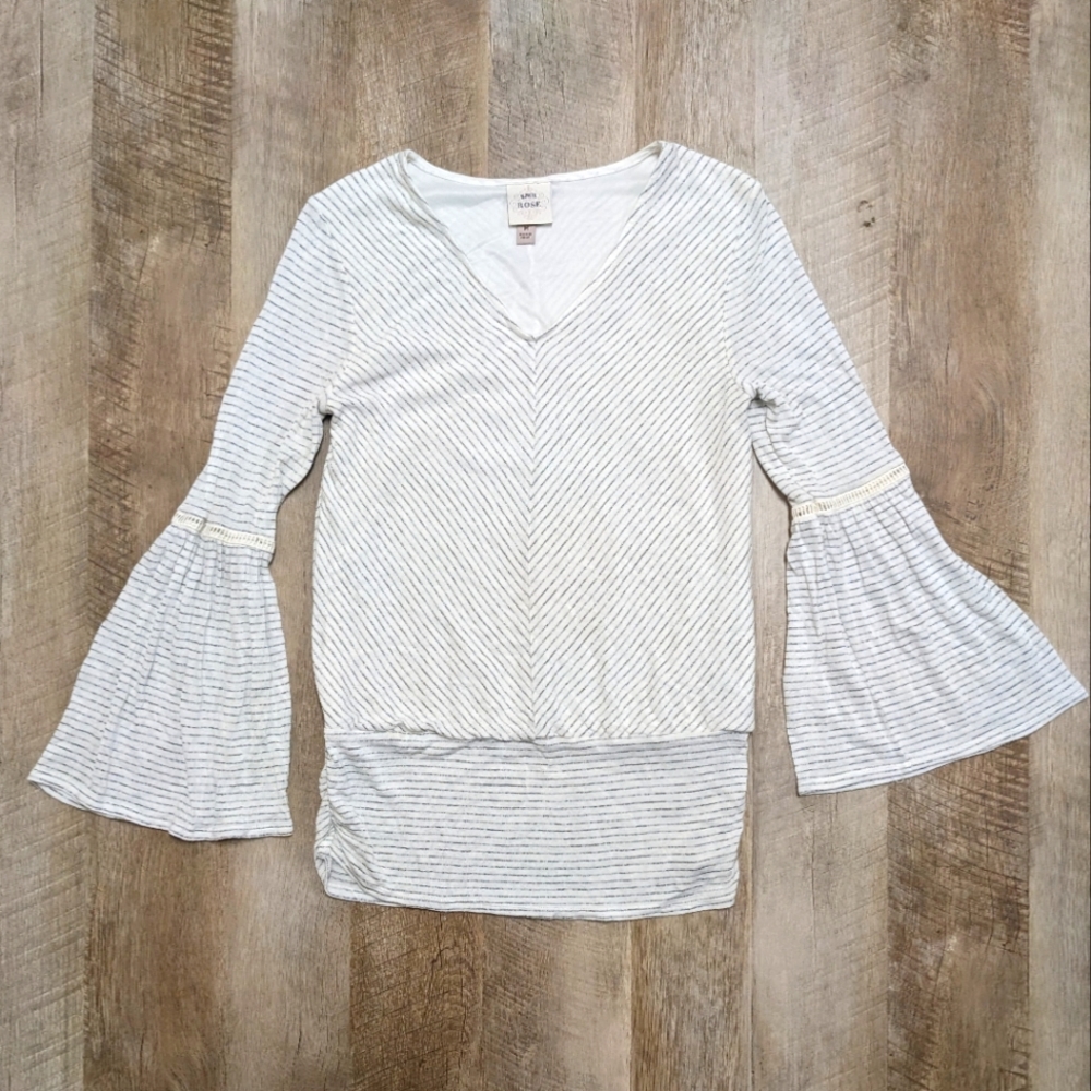 Knox Rose Gray and White Long Bell Sleeve Top